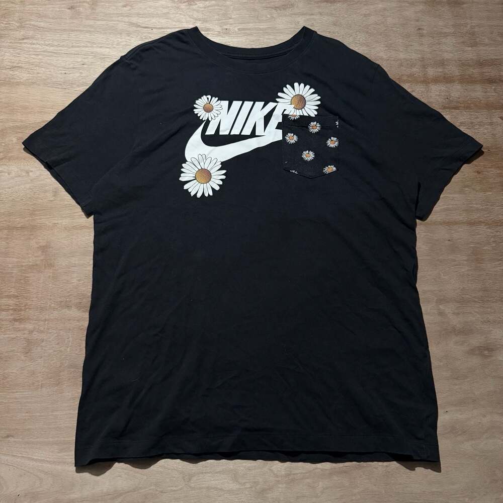 Nike Essential Sport Daisy Pocket T-Shirt Black Size L DM6429-010